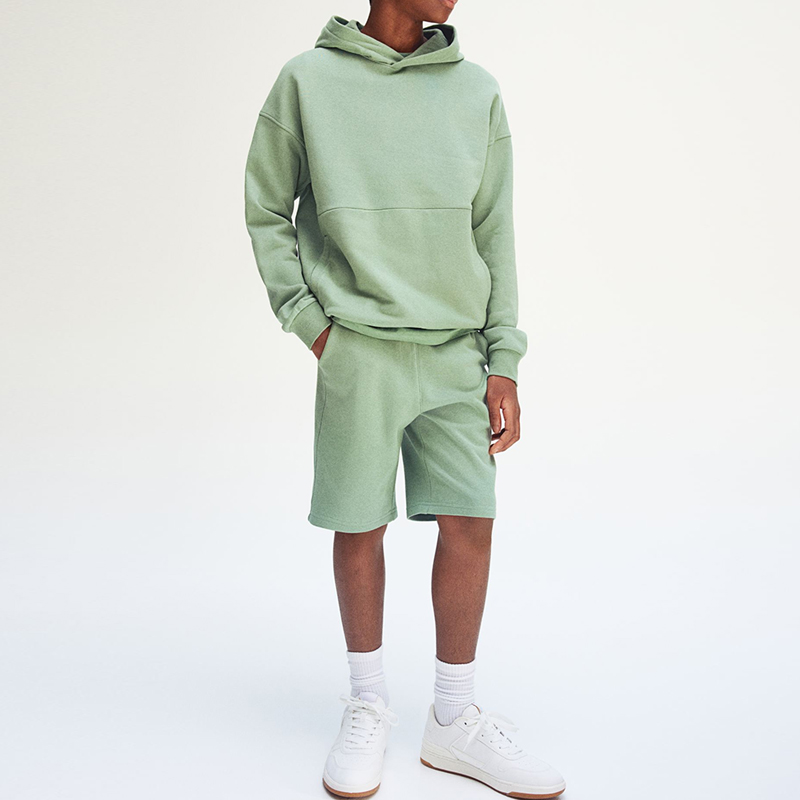 hongfeng’s joggers set provides a comfortable and stylish option for everyday wear.